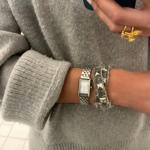 Armband i jeans material med nitar - Armband i jeans material med nitar i grått, köpte från ett uf företag för 1/2 år sedan ungefär