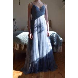 Engångsanvänd duvblå balklänning/aftonklänning inköpt på Helenas Boutique i Malmö. Klänningen är i storlek 34, insydd i midjan och förkortad(är själv 165 cm). Köpt för ca 3 000kr