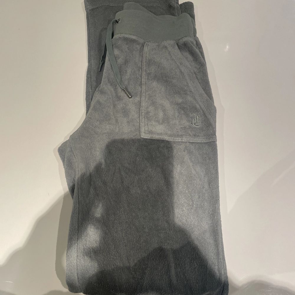 Jag säljer dessa populära juicy couture byxor då dem ej kommer till användning längre! De är i storlek XS men passar också S. En av dem små ”metallbitarna” som hänger på snörerna har dock ramlat av💓. Jeans & Byxor.