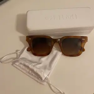 Jag säljer mina i princip oanvända chimi solglasögon i modellen 04 Havana då jag inte har haft användning för dem. De är slutsålda på hemsidan och är i väldigt bra skick! Nypris 1200. Jag säljer de för 700.