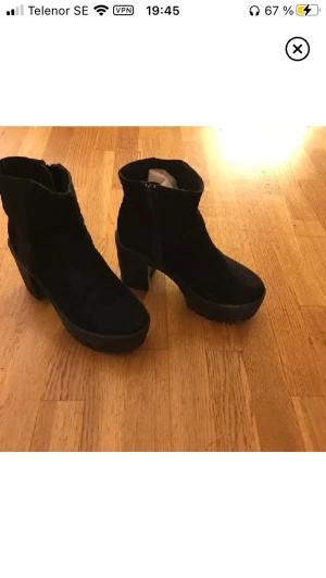Stövletter platåsula  - Fejkmocka. Vet inte vilket märke. Stl 37.
