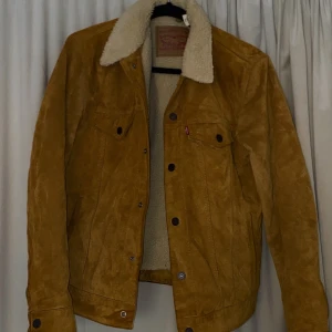 Orange levis sammetsjacka - Fodrad jättevarm levisjacka med en fin orange färg, typ aldrig använd, så i nyskick. 🧡🍊min katt älskar den men its time to go