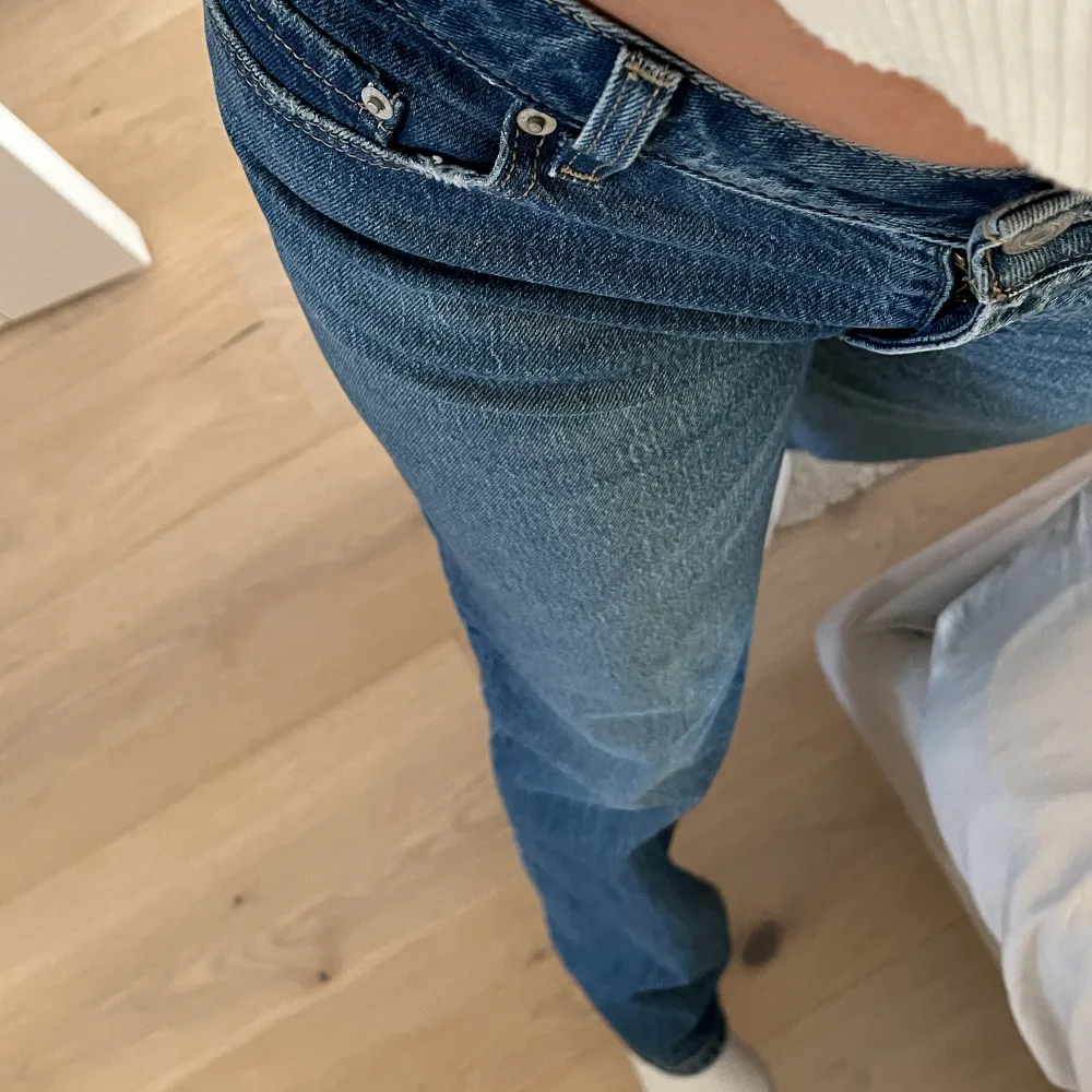 Nypris 1200. Använda en gång alltså i bra skick 🫶🏼 lågmidjade straight. Jeans & Byxor.