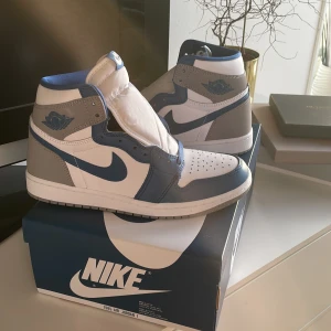 Nike air Retro - Tja! Köpte dessa för någon vecka sen från Nike. Har inte använt dom, enbart tagit upp dom från kartongen. Allt på bilderna medföljer! Tveka inte på att ställa frågor angående skorna. 