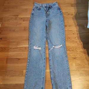 Jeans - Jätte jätte fina byxer som jag inte har kunnat ha💗har 4 knappar man ska knäppa. Längd 32cm💗 