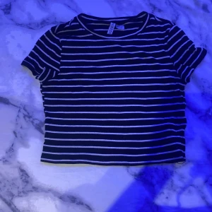 Randig kroppad t-shirt  - En randig kroppad t-shirt i storlek s. Använd typ 5 gånger. Och i bra skick 