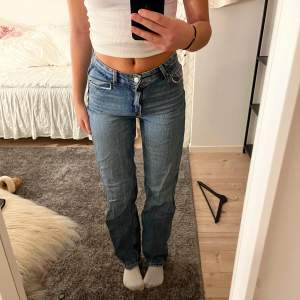 Säljer mina superfina blåa raka midwaist Jeans!!💕💕jag är 170!! Frak tillkommer!!