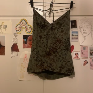 Söt grön halterneck top - Söt Hugo Boss🕺 halterneck topp🌿⭐️ Tunt & stretchigt material Helt ny👍🏼 +15 kr frakt