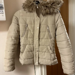 Jacka - Jätte fint och skönt jacka som är knappt använd. Pris kan diskuteras 