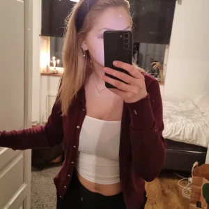 Kofta - Oanvänd kofta från Lindex. Röd med guldknappar. Köparen står för frakt.