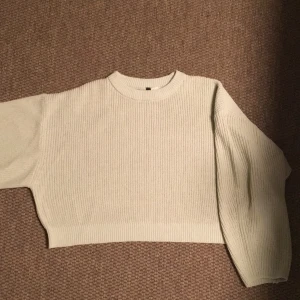 Green sweater 💚 - The sweater is still in good condition, I bought it 1 year ago 🫶🏽😁