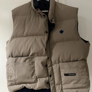 Canada goose väst - Säljer min canada goose vintage väst. Den passar folk som har M kanske t.o.m S.  Budgivningen startar vid 500