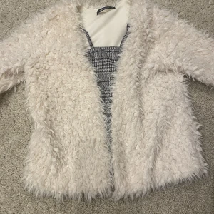 Kofta och Linne - Linne och kofta, XS i koftan och S i linnet. Fint skick. 