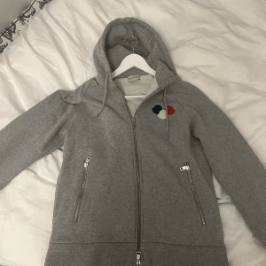 Moncler Hoodie  - Helt äkta moncler hoodie, passar för folk i storlek S. Jättefräsch och inga fläckar