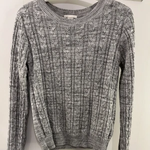 Kabelstickad tröja - Kabelstickad tröja från H&M, använd men i väldigt bra skick,   strl S