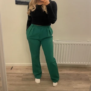 Slutsålda byxor från nakd - Slutsålda super snygga gröna byxor från nakd! Köpta för 429kr och är i mycket fint skick❤️Säljer då dom blivit för små på mig.