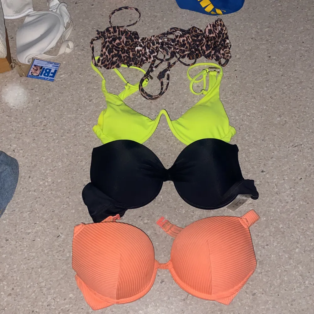Fyra olika bikinisar med matchande underdel,  Orange rosa: push up 75c använd  Svart: s endast provad  Neon grön: aldrig använd s  Leopard: anspänd fåtal gånger s  60 per set eller 140 fför alla . Toppar.