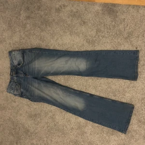 Lågmidjade jeans fickor  - Säljer dessa lågmidjade jeans ifrån Hm med fickor, i storlek 36🤗