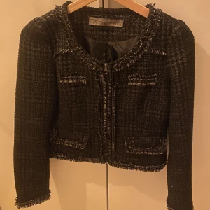 Tun jacka - En as snygg jacka. Toppen till våren, sommaren, hösten. Super snygg och älskar den. Men tyvärr kommer den inte till lika mycket användning nu på vintern. Och behöver bli av med kläder. Vid snabb affär kan priset diskuteras❤️❤️