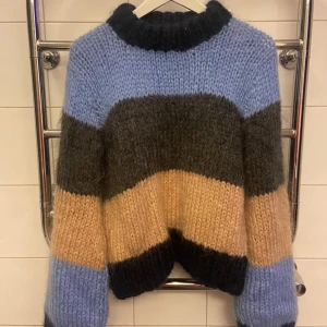 GANNI - Julliard Mohair - Inköpt på NK 2019, endast använd ett fåtal gånger och därmed i nyskick.  Material - 50% ull / 50% Mohair.  Nypris 3.899:- 