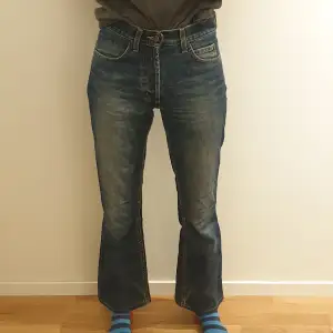 Ett par assnygga klassiska Lee jeans söker ett nytt hem🥲🌸 Det står W28/L34 i dem. (Jag är 175cm och har vanligtvis L32 för referens.) Något slitna på rumpan (sista bilden) men i övrigt hela! Fråga gärna mer om mått, skick osv.