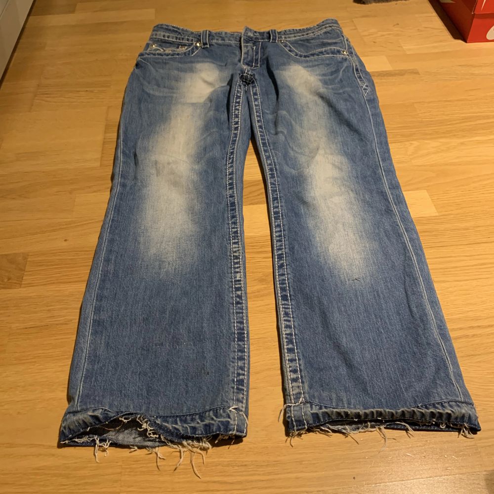 Rock revival wilson straight storlek 33 true religion like jeans utmärkt skick bortsett från att jag sprättade upp de längst ner så de blev längre  dm om du har någon fråga. Jeans & Byxor.
