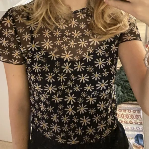 T-shirt - T-shirt i mest från H&m, aldrig använd så fint skick🌻