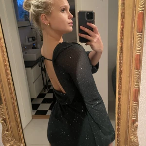 Glitterklänning  - Glittrig oanvänd klänning i strl Xs. 