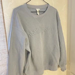 Sweatshirt från h&m  - Snygg blå/grå sweatshirt från h&m i strl S.  Frakt tillkommer 💕