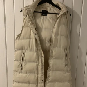 Zara väst - Helt oanvänd lång väst från zara, köparen står för frakten💕 (Frakt 69kr)