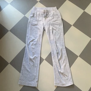 Juicybyxor  - Säljer mina grå Juicybyxor i storlek S. Vill ni ha fler bilder eller info finns det i min andra annons. Annars är det bara att skriva och fråga. Frakten står jag för!❤️ Först till kvarn❤️