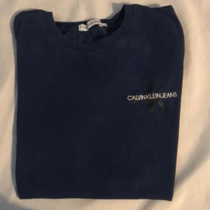 Calvin Klein T-shirt barn  - Säljer en blå Calvin Klein T-shirt i fint skick. Uppskattad storlek ca 146