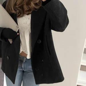 Svart kappa - Säljer denna svarta kappa från märket amisu. Väldigt bra skick förutom ett hål i tyget på insidan vid ena ärmen, men inget som syns från utsidan. Storlek 38💕