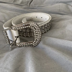 Bälte - Ett vitt bälte som jag har haft jätte länge i min garderob. Jag har aldrig använt den. I bra skick. Kunden står för frakten, pris kan diskuteras ❤️