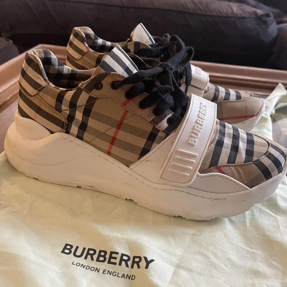 Burberry sneakers, mycket bra skick knappt använd, köpta för två år sedan i Paris. Något små i storleken.. Skor.