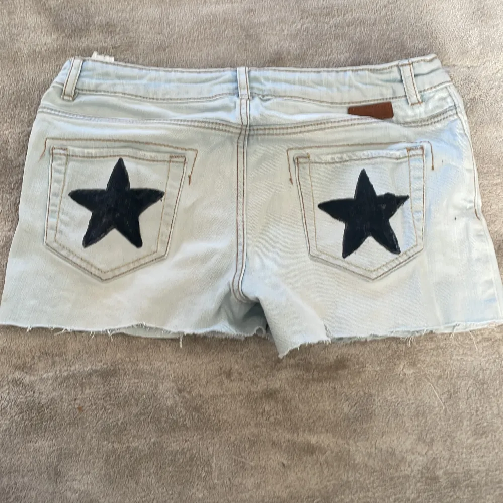 Säljer dessa supercoola ljusblå jeans med stjärnan på bakre fickorna som passar jättebra till sommaren! De är ganska små i storleken och i nyskick💕. Shorts.