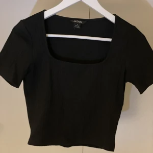 Topp - 🦋Svart topp  🦋Köpt på Monki 🦋Stl S 🦋Pris 50kr