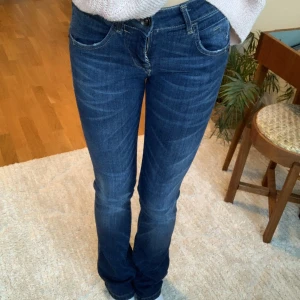 Fornarina jeans - Ett par superfina lågmidjade bootcut  jeans från Fornarina! De är i storlek 25.💞 300 kr + frakt. Midjemått: 67 cm Innerben: 81 cm. De är väldigt stretchiga.