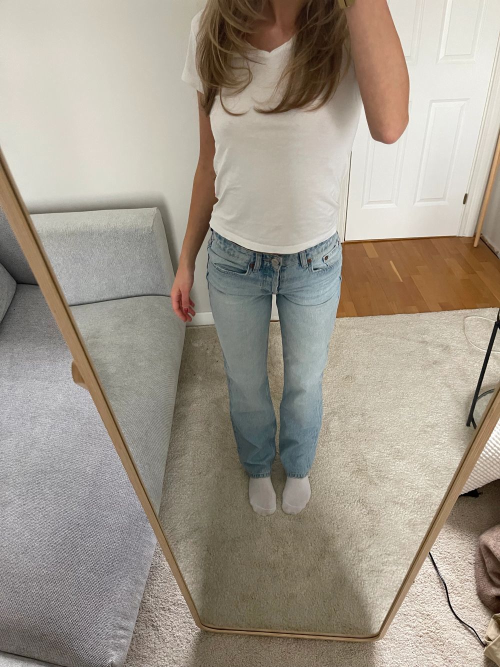 Säljer ett par så fina jeans från zara som sitter helt perfekt på mig som vanligtvis  Frakt är gratis idag 30 feb! har XS - Är 172 cm ❤️. Jeans & Byxor.