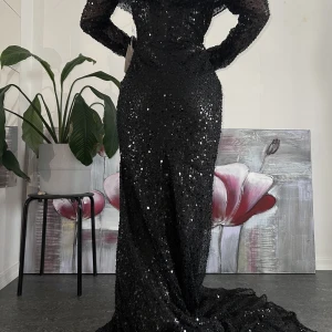 Off-shoulder balklänning med släp - Oanvänd med etiketterna kvar pga för stor för mig. Gjord på beställning med paljetter och pärlor, superfin glittrande! Originalpris 2290:- 