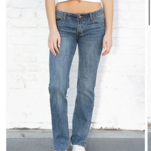 Low waist jeans - Ett par jättefina lågmidjade jeans från Brandy Melville💕Dem är aldrig använda så är i nyskick👌🏼Första bilden är från hemsidan. Skriv för fler bilder och pris kan diskuteras💕 Köp direkt för 400kr