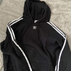 Croppad adidas tröjor strl 8 UK ej använda svart och vit, en för 200kr eller båda för 300 (frakt 69kr för en & 140kr för båda)