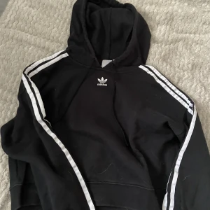 Adidas tröja  - Croppad adidas tröjor strl 8 UK ej använda svart och vit, en för 200kr eller båda för 300 (frakt 69kr för en & 140kr för båda)
