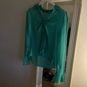 Grön blus - Grön blus från Bikbok. Använd väldigt få gånger. Den är i S men har en större ”fit”. Funkar till M om man gillar en mer ”fitted” look⭐️⭐️