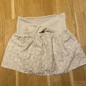 Snygg topp - Trendig och snygg topp som passar till sommaren💞🌺 (pris kan diskuteras)