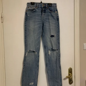Low rise jeans - Jeans från Zara, bra skick, säljer då det inte är min stil längre! Bilder om hur dom sitter på eller frågor på dm! Spårbar frakt!