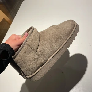Uggs - Så snygga low brun/grå uggs i storlek 40, helt oanvända i nyskick! Säljs endast för de inte kommer till användning 🫶🏼500+frakt