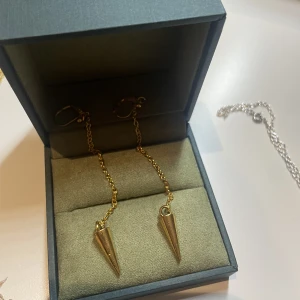 Örhängen  - Säljer dessa örhängen jag flera och  i olika storlekar sjukt snygga Skiv för fler frågor eller funderingar ❤️❤️🥰🥰