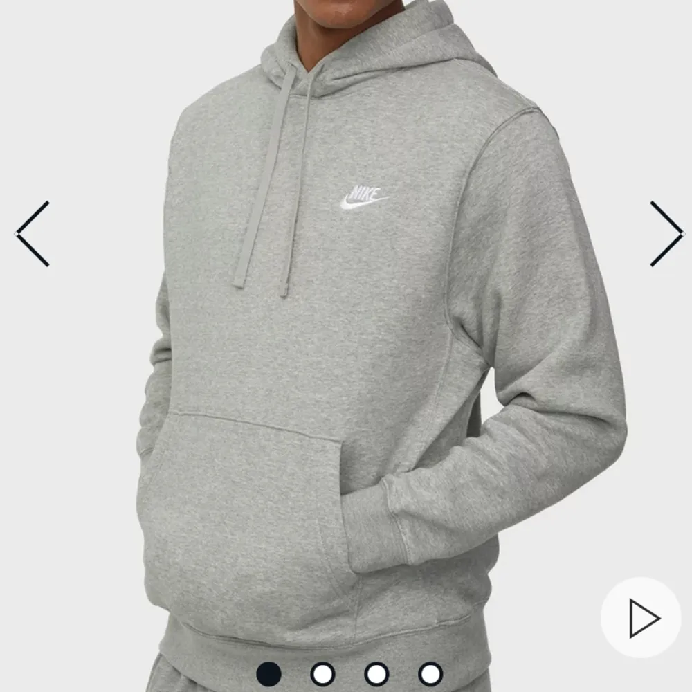 Säljer nu min gråa hoodie från Nike. Använd en del men inget som syns alls! Den är i herrstorlek L men sitter jättefint oversized på mig som tjej som vanligtvis har storlek S!😍skriv privat för frågor eller fler bilder!❤️. Hoodies.