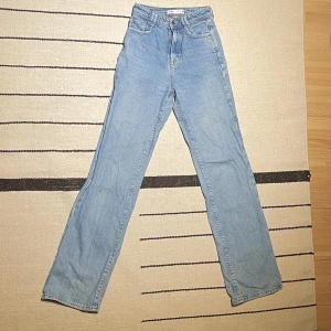 Zara Jeans - Blå jeans från Zara med lite detaljer som dubbla hällor och veck på bakfickorna. Långa på mig som är ~177. En riktig staple som jag tyvärr säljer tyvärr pga att jag växt ur dem. Använda men i utmärkt skick. Tveka inte att skriva om det finns några frågor!
